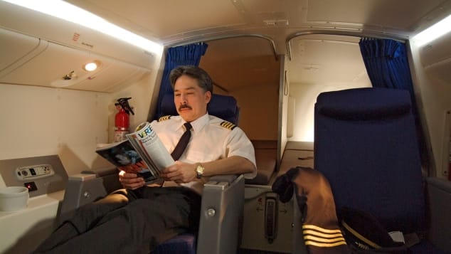 Khu vực nghỉ ngơi dành cho các phi công nằm sát buồng lái. Ảnh: CNN.