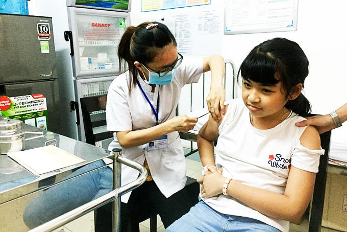 Tiêm vaccine phòng bệnh bạch hầu.