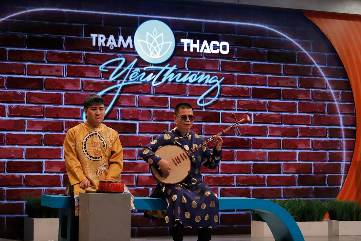 Ca khúc “Tình yêu quê hương” được ngân lên trại “Trạm yêu thương” qua tiếng đàng nguyệt đầy nghị lực của Thái Quốc Thanh, đã khiến khán giả không khỏi ngỡ ngàng và xúc động.