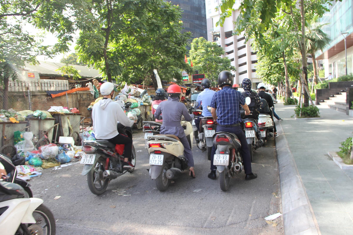 Do rác thải chậm di chuyển nên vào giờ cao điểm người dân đi lại rất khó khăn, xảy ra cảnh tắc đường thường xuyên.