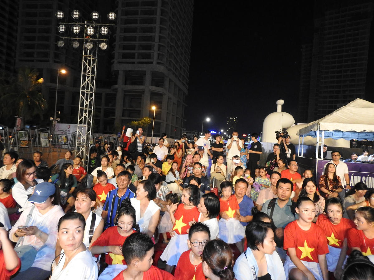 Lễ khai mạc có sự tham dự của đại diện các cơ quan ngoại giao, đông đảo người dân và du khách. Ảnh: Thanh Tùng.