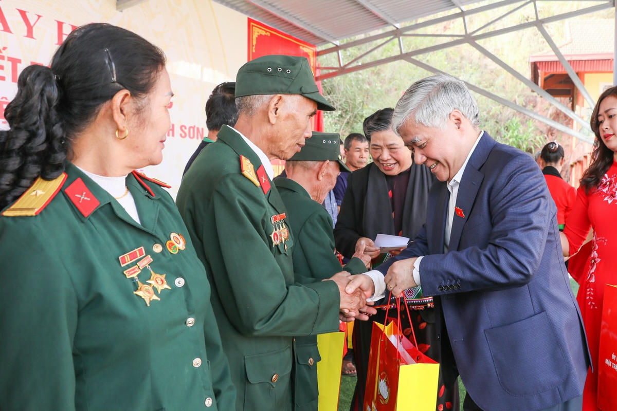 Bí thư Trung ương Đảng, Chủ tịch UBTƯ MTTQ Việt Nam Đỗ Văn Chiến tặng quà đại biểu là người có công với cách mạng.