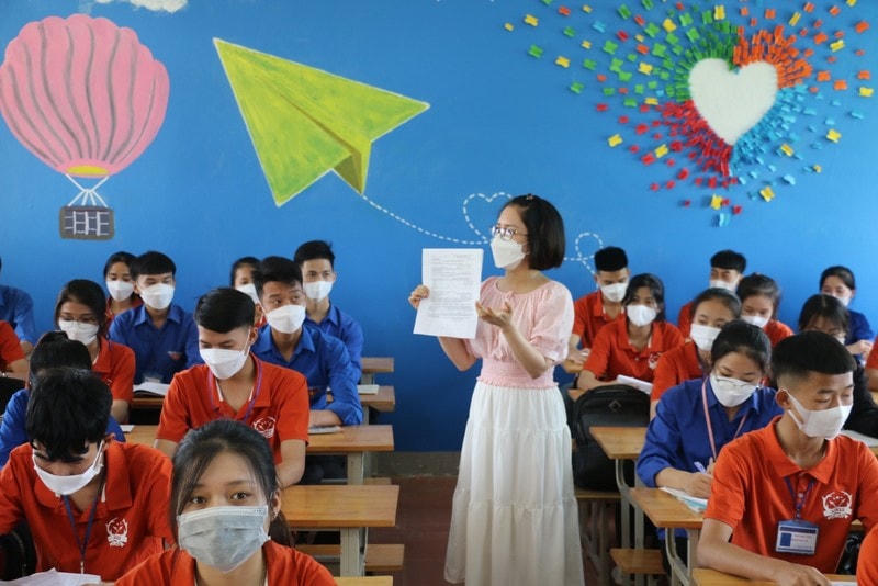 Giáo viên hướng dẫn thí sinh đăng ký dự thi tốt nghiệp.
