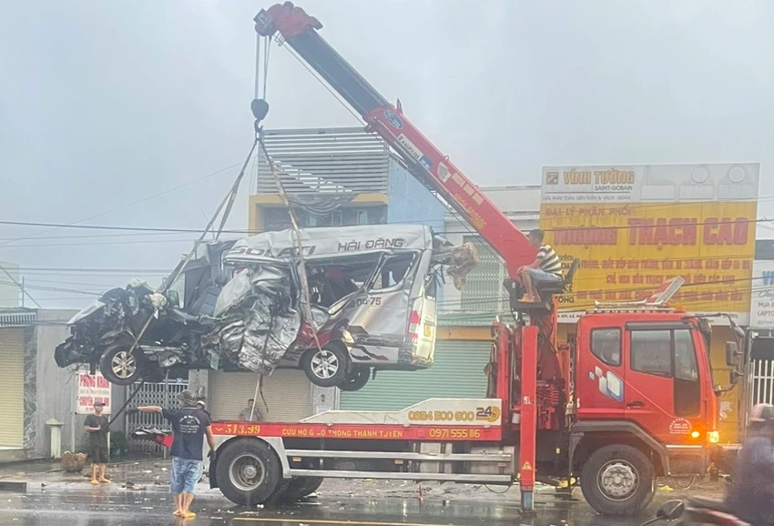 Chiếc xe 16 chỗ nát bét sau vụ va chạm.