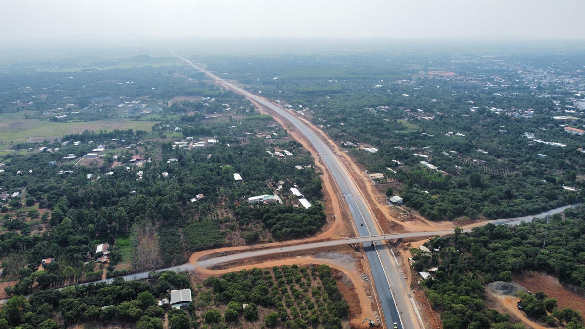 Cao tốc Dầu Giây - Phan Thiết đi qua địa bàn xã Xuân Hiệp, huyện Xuân Lộc, tỉnh Đồng Nai. Ảnh: Mạnh Thìn.