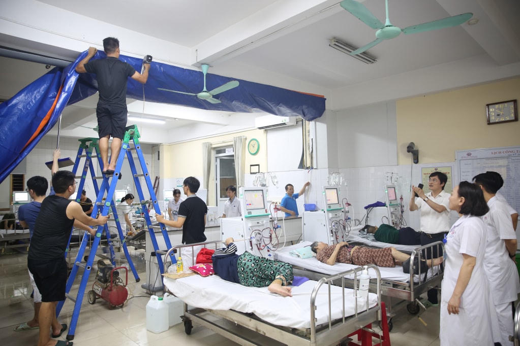 Bệnh viện Đa khoa tỉnh Quảng Ninh khắc phục tạm thời các điểm bị ngấm nước để đảm bảo an toàn cho bệnh nhân.