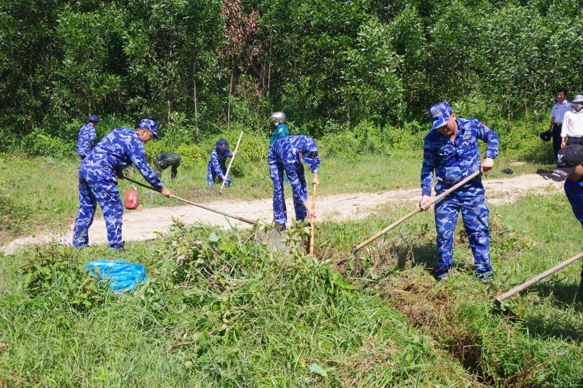 Cán bộ, chiến sỹ Hải đoàn 21 cùng đoàn viên, thanh niên xã Tam Trà, Ban chỉ huy Quân sự huyện Núi Thành và bà con nhân dân nạo vét, khơi thông kênh mương.