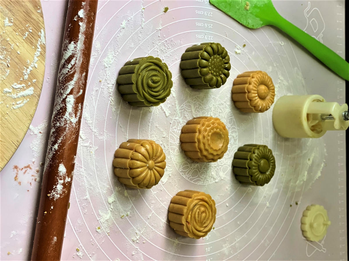 Sức hút bánh Trung thu handmade dần khẳng định được chỗ đứng của mình trên thị trường bởi sự sáng tạo, đa dạng, là sự pha trộn giữa cổ truyền vào hiện đại khiến cho khách hàng khó mà chối từ. 