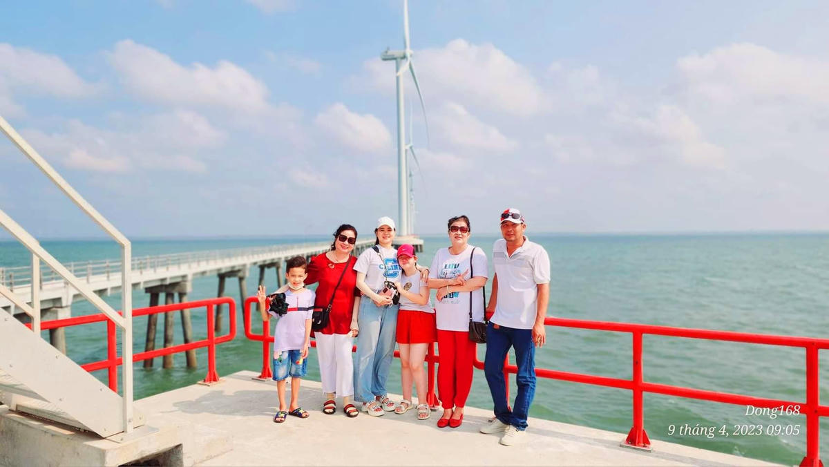 anh 2 Du khách tham quan tại Khu du lịch sinh thái Điện gió Hòa Bình 1.