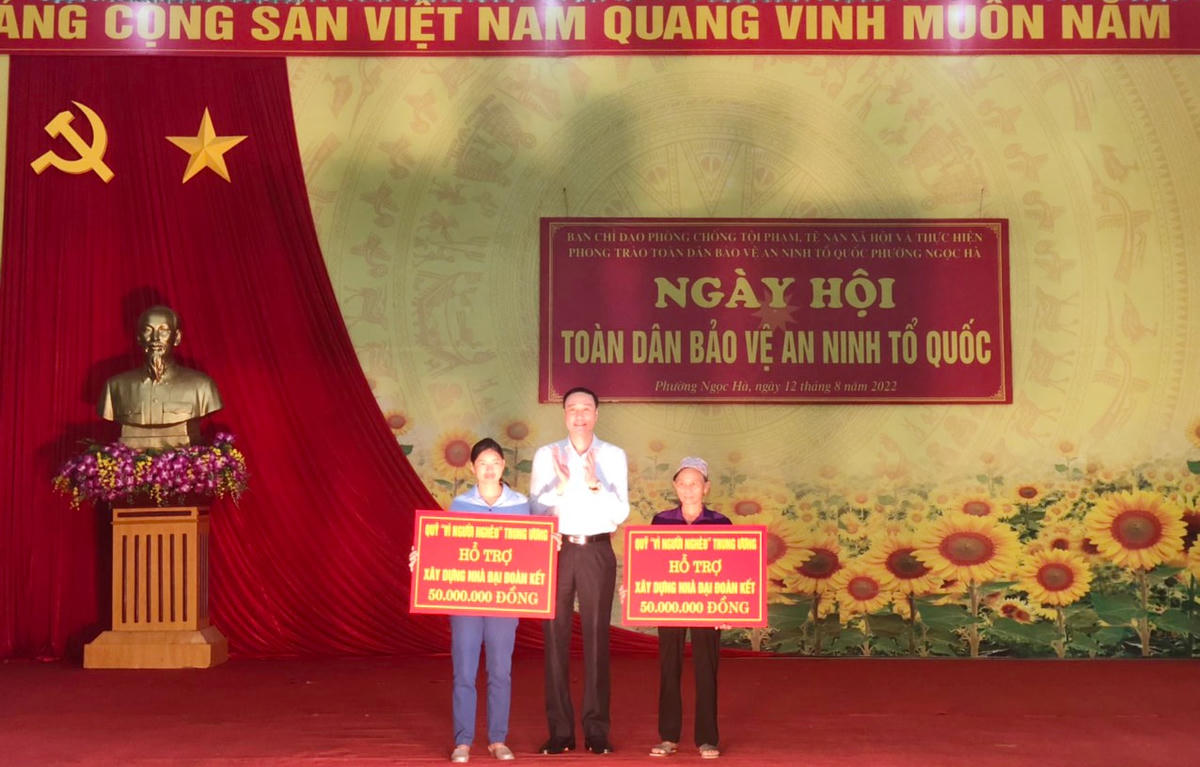 Phó Chủ tịch Phùng Khánh Tài trao tặng 2 nhà đại đoàn kết cho gia đình chính sách trên địa bàn thành phố Hà Giang