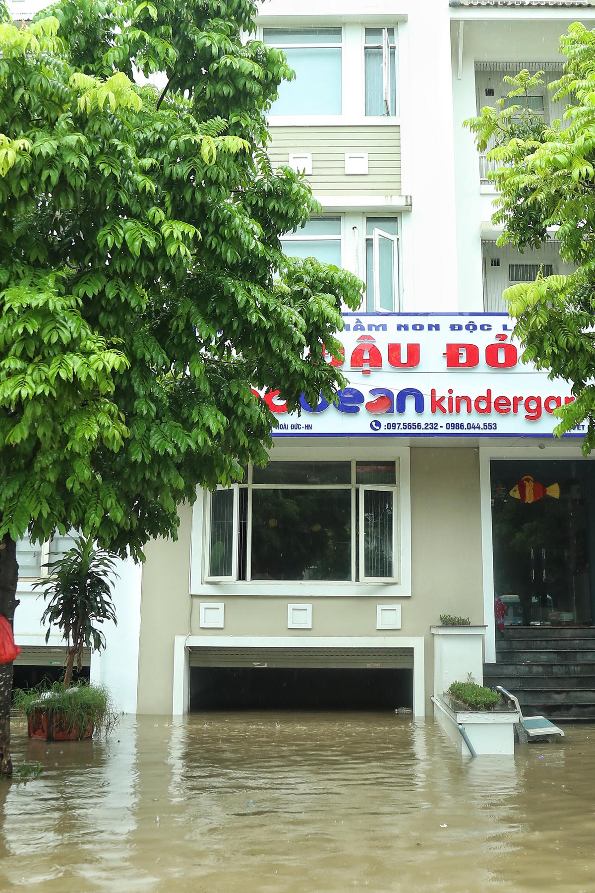 Hà Nội: Mưa lớn hàng loạt ngôi nhà liền kề tiền tỷ bị ngập nước