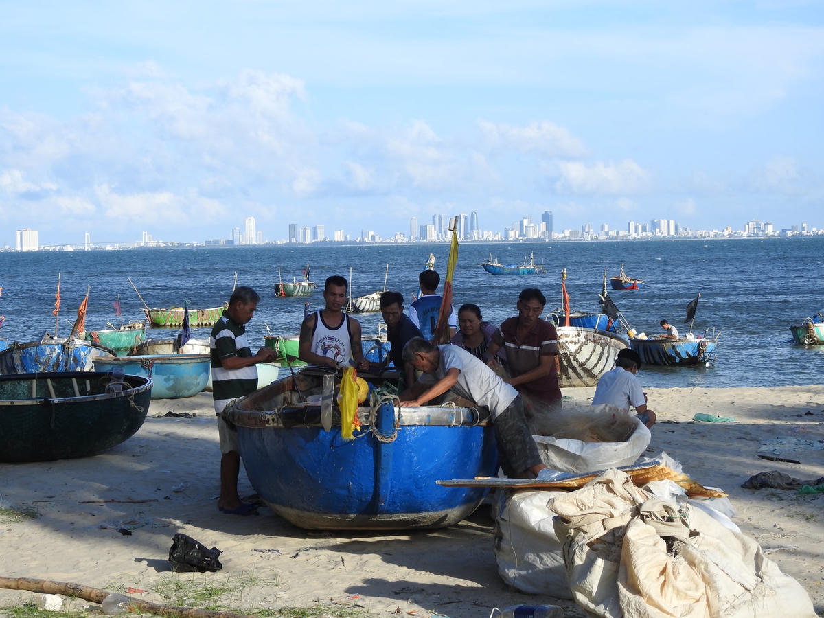 Người dân túc trực trên bờ và ở bãi biển để ngăn chủ DA rào lối đi số 4 xuống nơi neo đậu ghe, thuyền. Ảnh: Thanh Tùng.