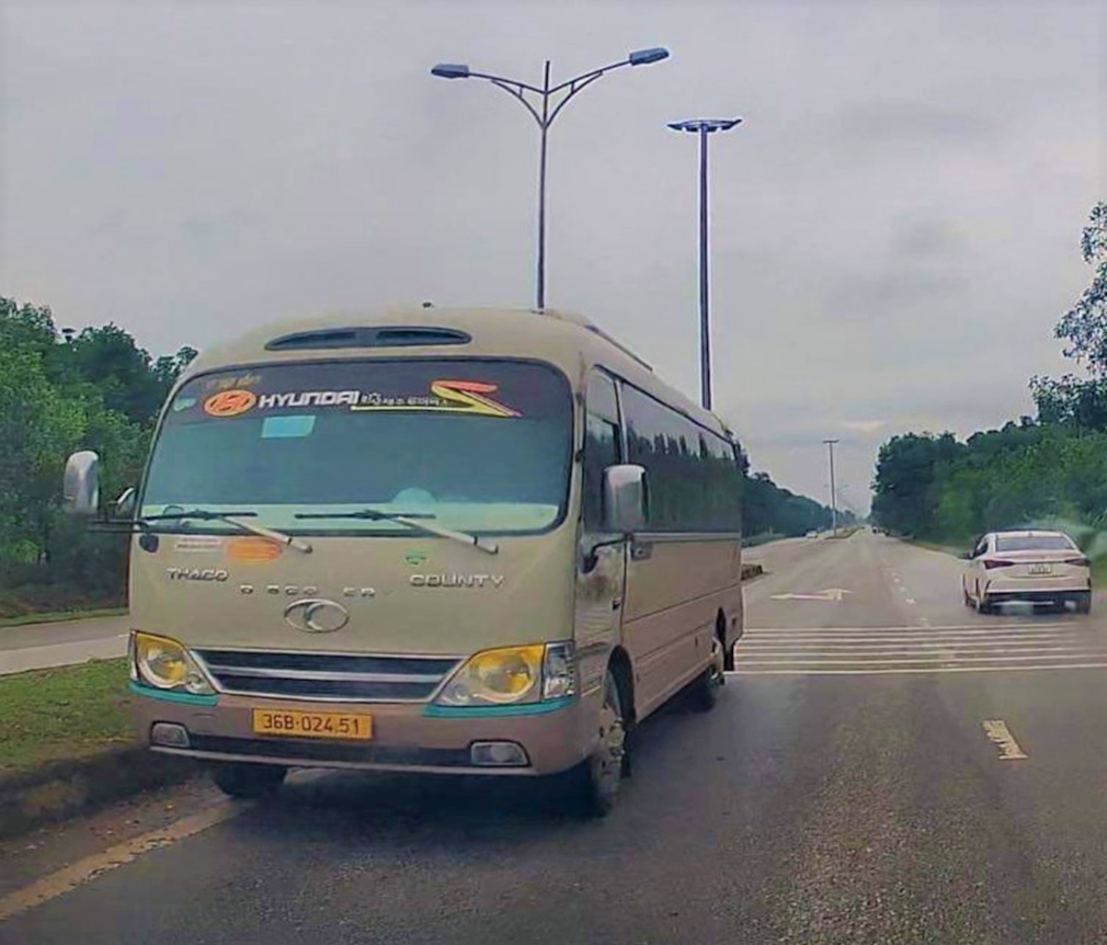 Xe khách BKS: 36B - 024.51 đi ngược chiều trên tuyến đường ở huyện Thọ Xuân.