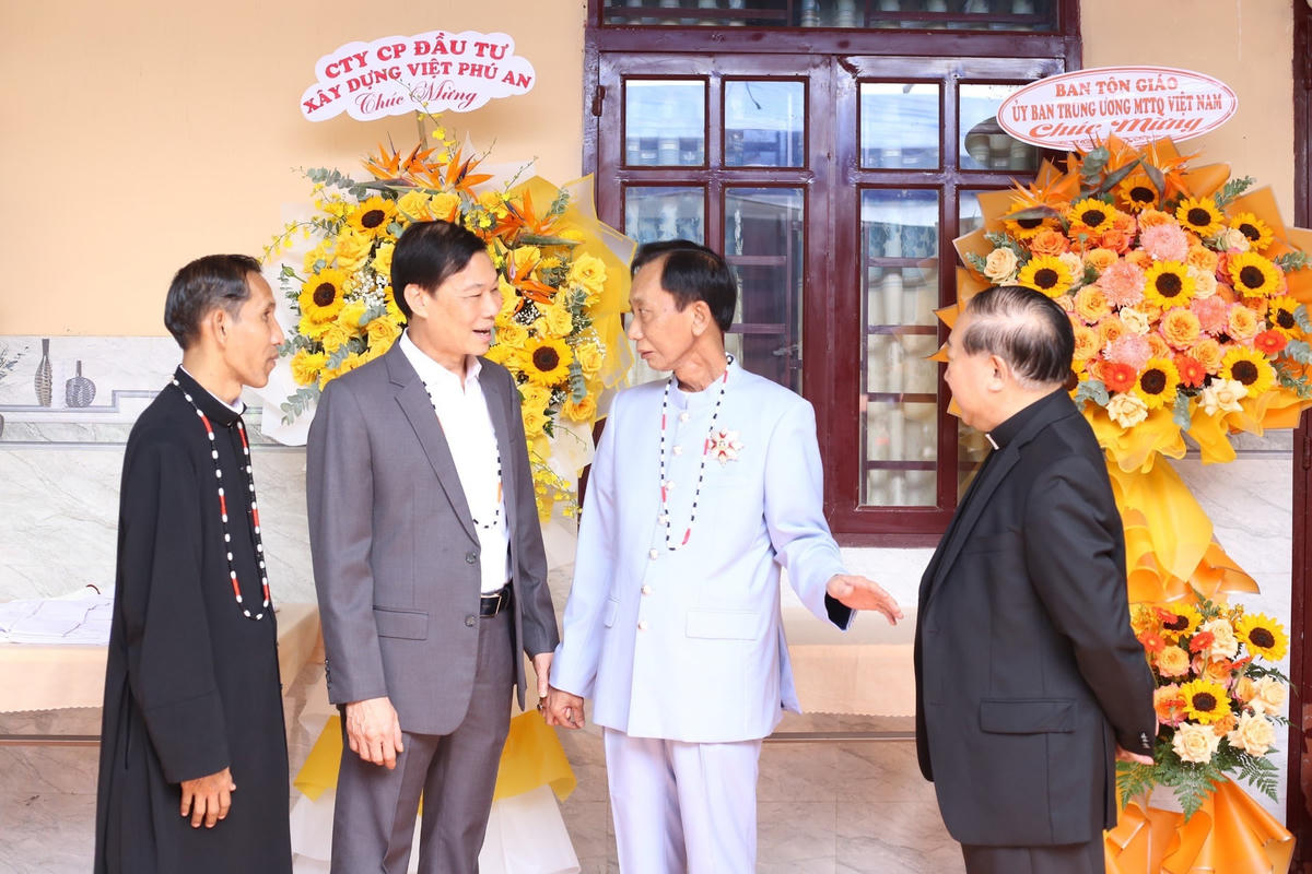 Từ trái qua: Cha sở Gioan K’Blel trao đổi với ông Đỗ Văn Phới, Phó Trưởng ban Dân vận trung ương, Hiệp sĩ Đại Thánh giá Lê Đức Thịnh
