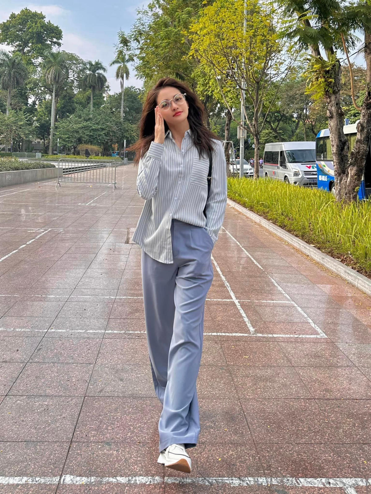 Thùy Anh năm nay 27 tuổi, đảm nhận vai chính trong bộ phim lên sóng khung giờ vàng “Đừng nói khi yêu”. Xuất hiện trong phim, nữ diễn viên gây ấn tượng với phong cách thời trang năng động, cá tính.