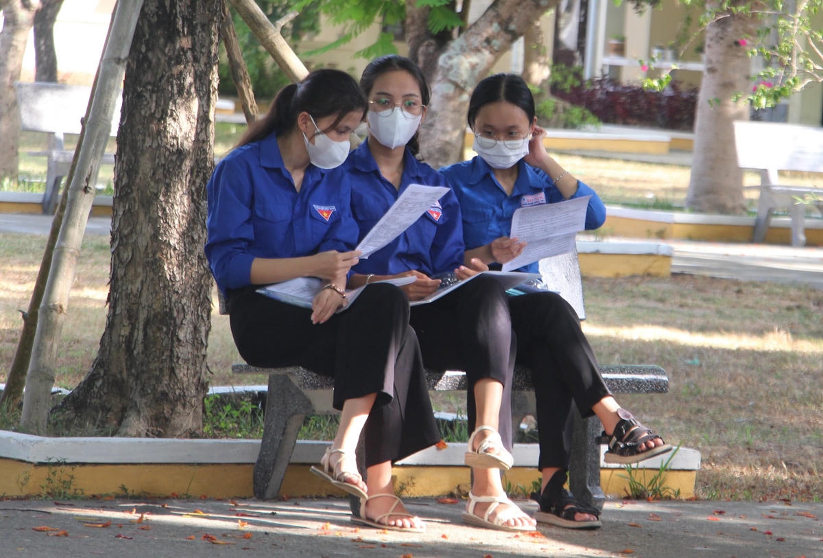 Nhiều thí sinh trao đổi bài làm sau khi kết thúc môn thi Tiếng Anh.