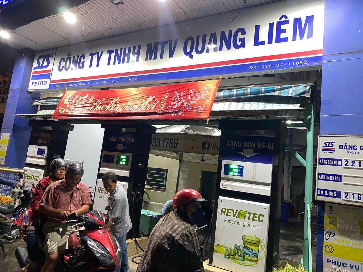 Một số cửa hàng xăng dầu thiếu nhân viên bán hàng trong dịp Tết.