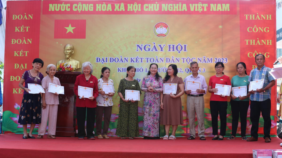 Trao khen thưởng cho các cá nhân tiêu biểu tại ngày hội.