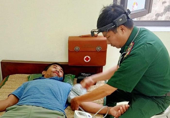 Anh Linh được cán bộ biên phòng chăm sóc sức khỏe.