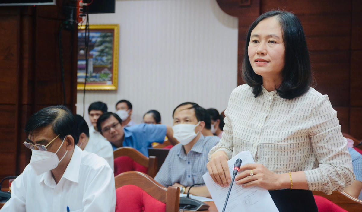 Bà Nguyễn Thị Minh Trinh, Phó Chủ tịch UBND huyện Krông Pắk, giải trình về vụ việc khai thác đất trái phép tại xã Ea Uy và xã Vụ Bổn.