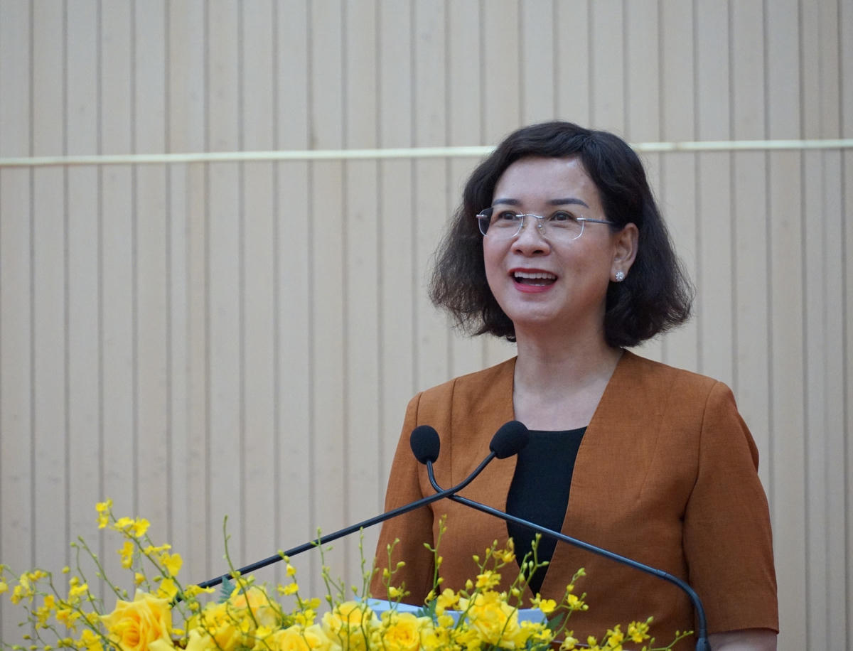 Phó Chủ tịch UBND tỉnh Bình Phước Trần Tuyết Minh thông tin một số nội dung về tình hình phát triển kinh tế, xã hội của địa phương đến lãnh đạo các cơ quan báo chí. Ảnh: Mạnh Thìn. 