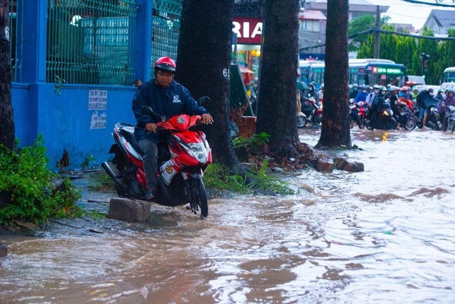 Mưa trắng trời chiều cuối tuần, người dân TP HCM bì bõm lội nước về nhà
