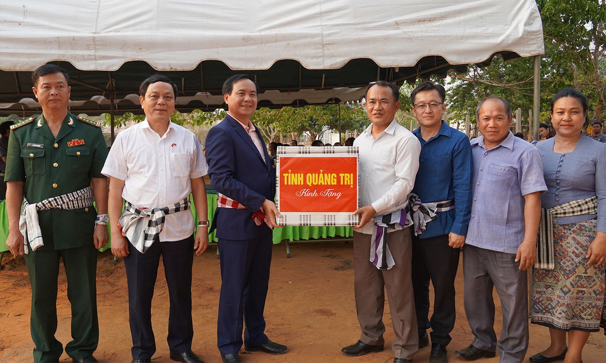 Đoàn công tác của tỉnh Quảng Trị tặng quà cho đại diện huyện Nong, tỉnh Savannakhet (Lào).
