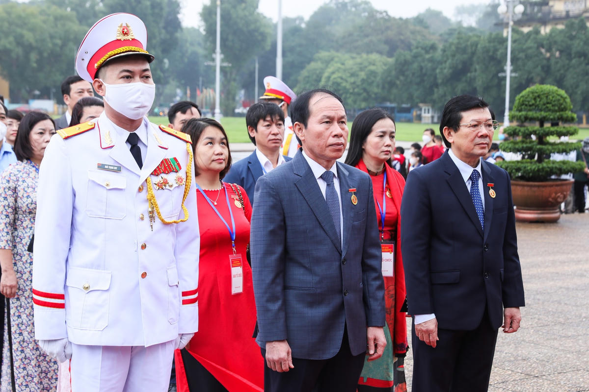 Phó Chủ tịch - Tổng Thư ký Lê Tiến Châu, Phó Chủ tịch Nguyễn Hữu Dũng dẫn đầu đoàn đại biểu vào Lăng viếng Chủ tịch Hồ Chí Minh.