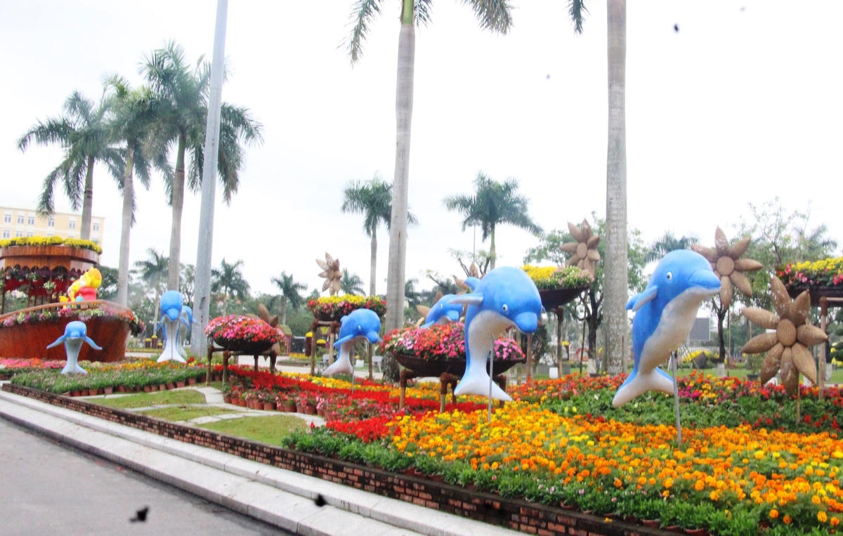 Đường hoa xuân trước Quảng trường 24/3.