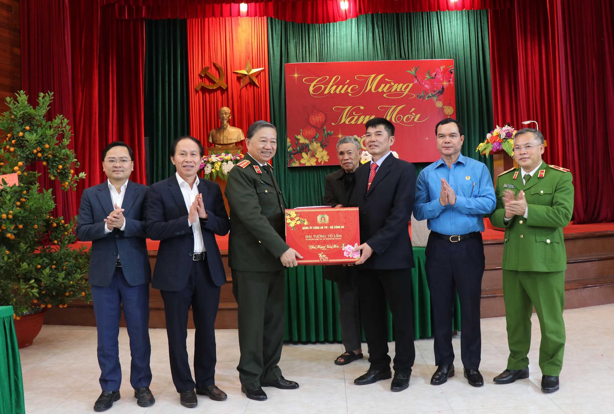 Bộ trưởng Bộ Công an Tô Lâm và Đoàn công tác tặng quà Trung tâm điều dưỡng thương binh Thuận Thành