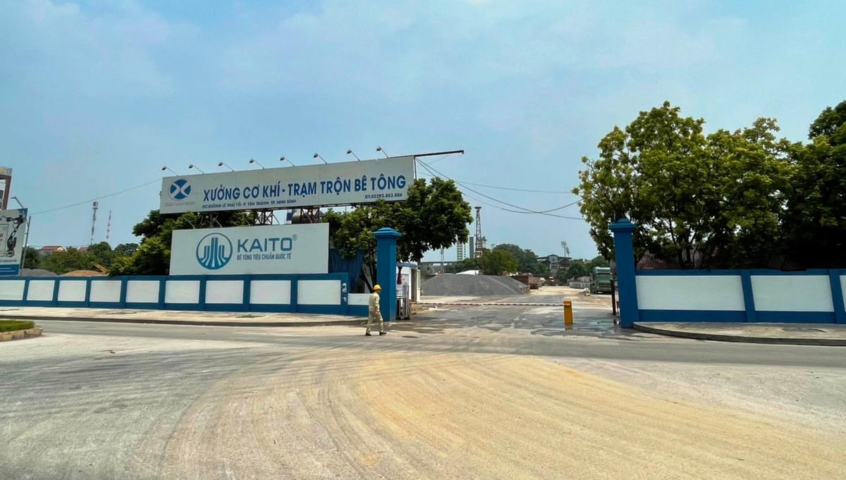 Mặc dù các nhà máy sản xuất, trạm trộn bê tông trong lòng thành phố gây ô nhiễm môi sinh nhưng tỉnh Ninh Bình vẫn chưa thể di dời do có nhiều vướng mắc.