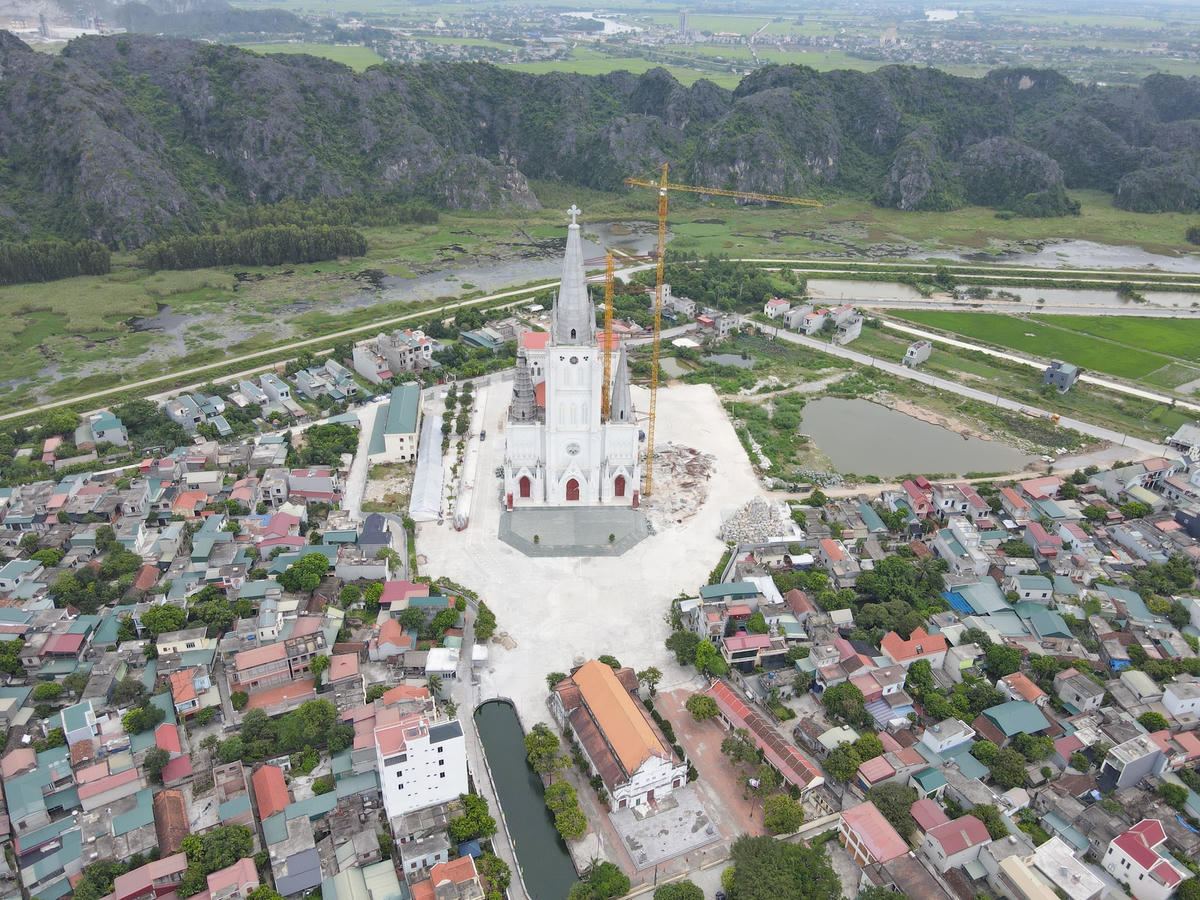 Theo Linh mục Toma Nguyễn Bá Khuê, Chính xứ Giáo xứ Lãng Vân, vào ngày 14/1/2015, Giáo xứ Lãng Vân đã tổ chức thánh lễ làm phép móng và đặt viên đá đầu tiên xây dựng nhà thờ giáo xứ Lãng Vân.