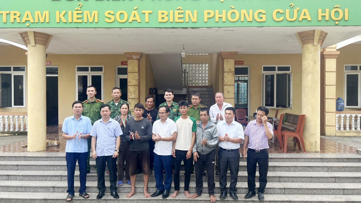 Chính quyền địa phương và Đồn Biên phòng Lạch Kèn tặng quà cho 2 ngư dân gặp nạn.