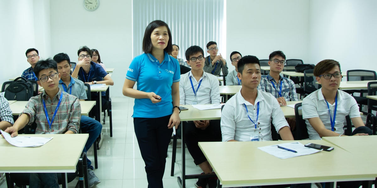 Sinh viên Trường ĐH Bách khoa Hà Nội thực tập tại doanh nghiệp.