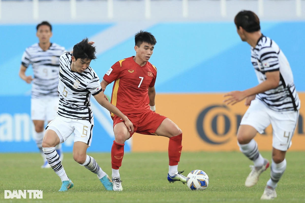 U23 Việt Nam dồn lên tấn công sau khi hơn người. Ảnh: Dân Trí.