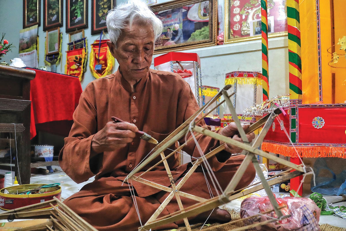 Công đoạn dựng khung đèn.