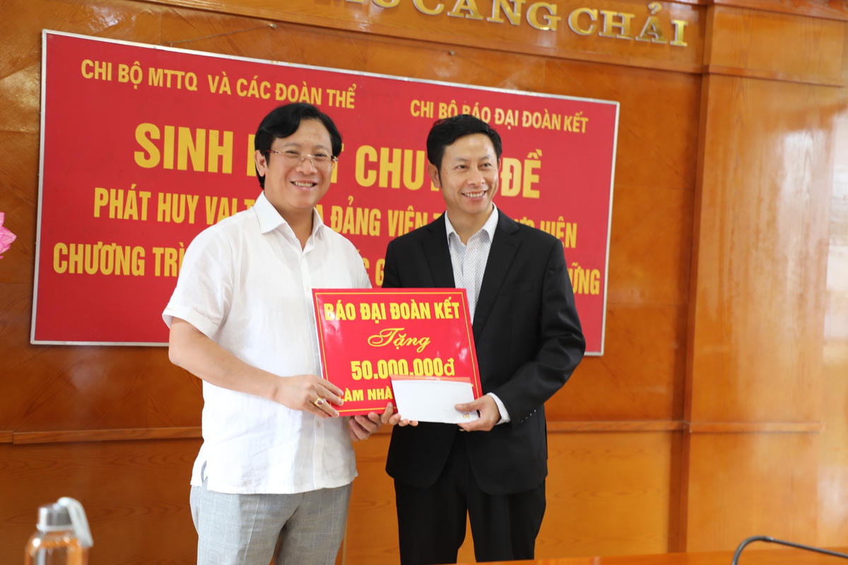 Quyền Tổng biên tập Lê Anh Đạt trao tiền hỗ trợ xây dựng nhà Đại đoàn kết cho hộ nghèo tại huyện Mù Cang Chải. Ảnh: Ngô Hùng