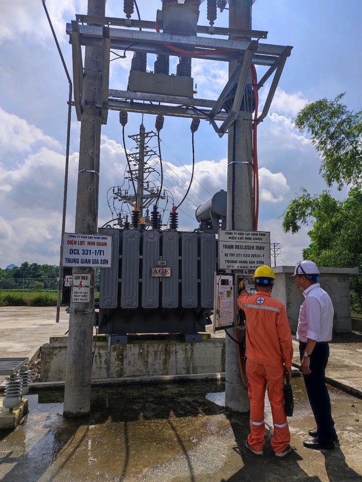 Điện lực huyện Nho Quan kiểm tra trạm biến áp cấp điện phục vụ thi THPT 2022.