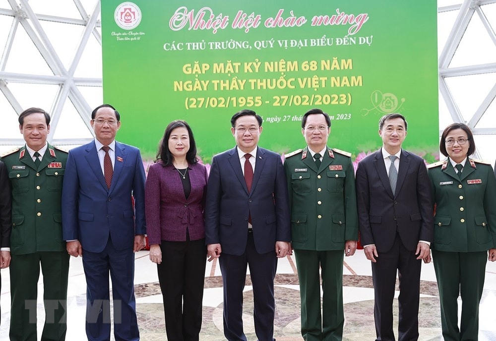 Chủ tịch Quốc hội Vương Đình Huệ, Bộ trưởng Bộ Y tế Đào Hồng Lan cùng các đại biểu dự gặp mặt kỷ niệm 68 năm Ngày Thầy thuốc Việt Nam. (Ảnh: Doãn Tấn/TTXVN).