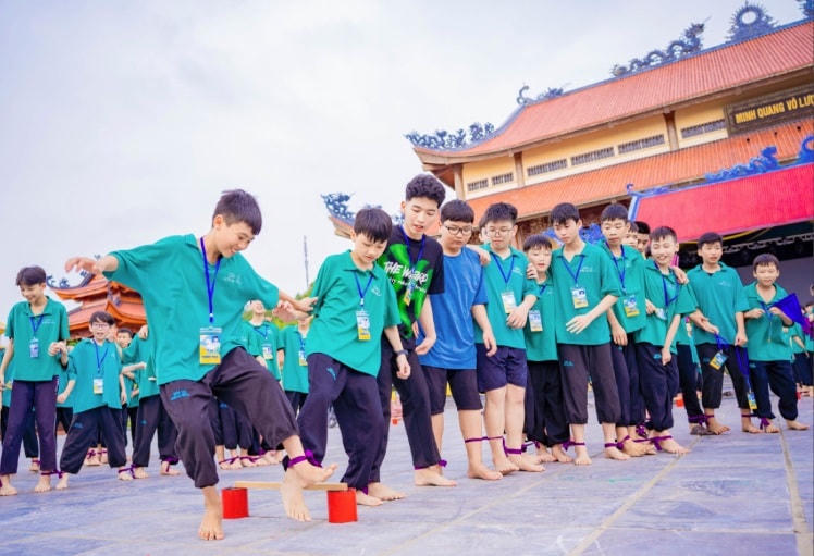 Chơi trò chơi tập thể.