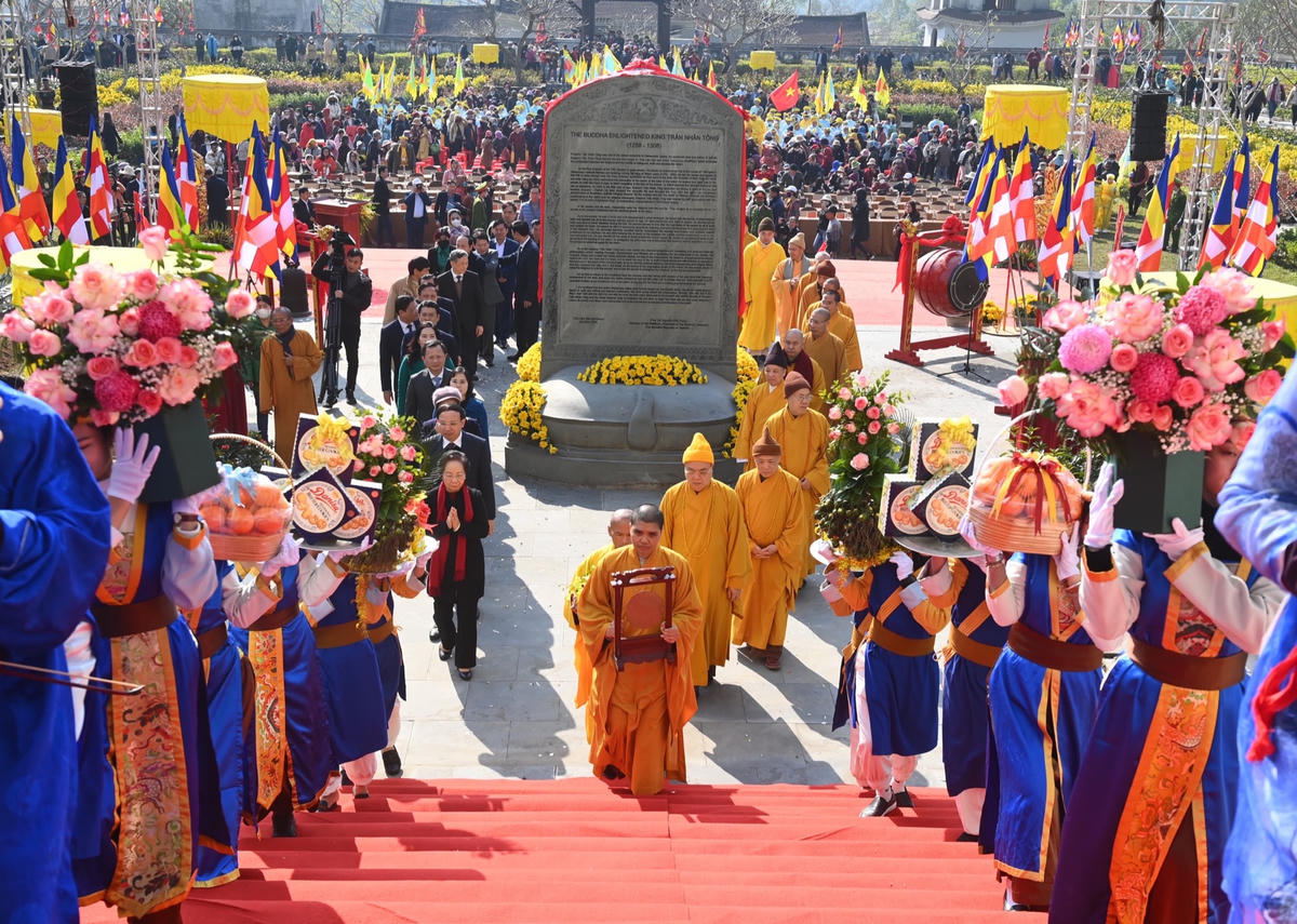 Các đại biểu cùng các Phật tử, Nhân dân và du khách tiến vào lễ đường Cung Trúc Lâm Yên Tử để tiến hành các nghi lễ tâm linh quan trọng như dâng lễ; lễ cầu Quốc thái, Dân an; lễ đóng dấu thiêng Yên Tử;...