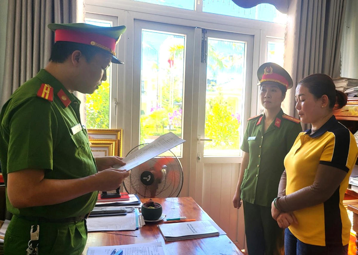 Lực lượng Công an đọc quyết định bắt đối tượng Trịnh Thị Hoa. 