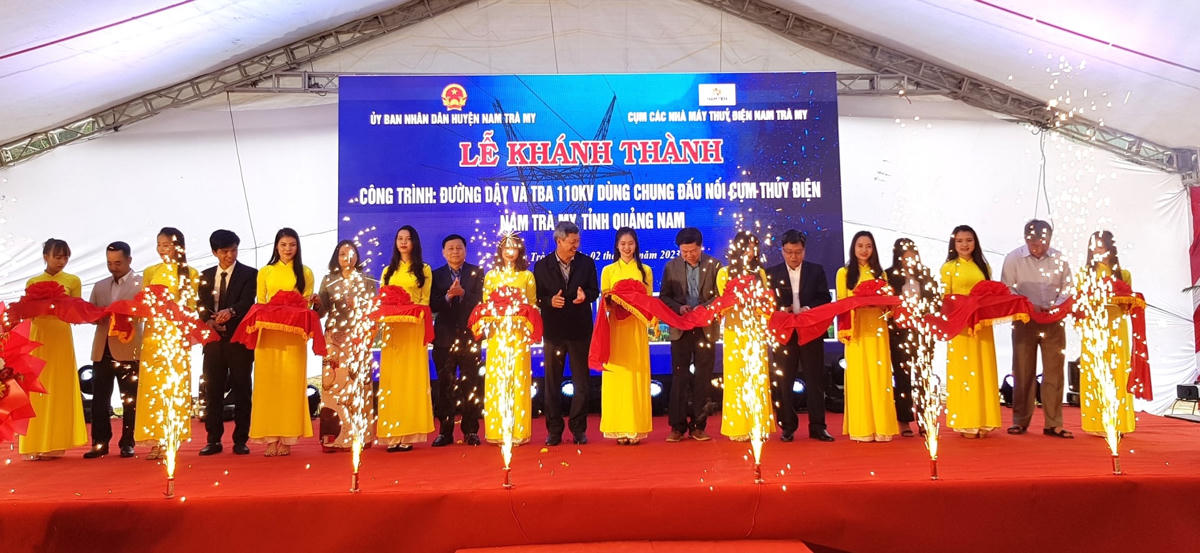Cắt băng khánh thành công trình đường dây và trạm biến áp 110kV.