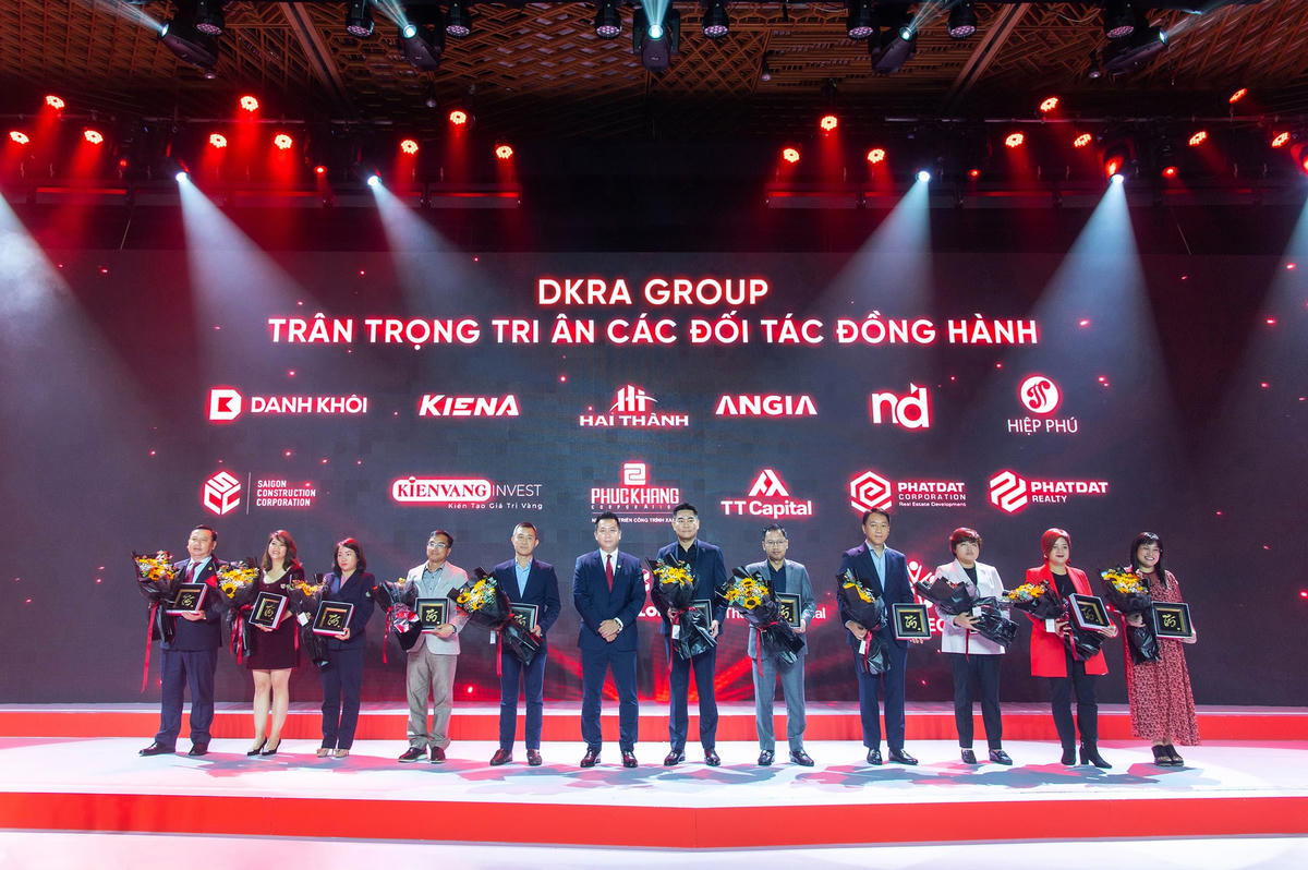 DKRA Group trao quà tri ân đến các đối tác đồng hành cùng tập đoàn trong hơn 1 thập kỷ qua.
