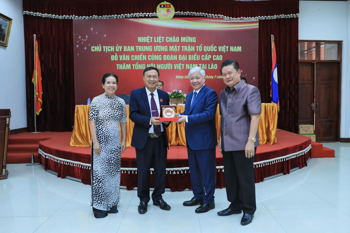 Bí thư Trung ương Đảng, Chủ tịch UBTƯ MTTQ Việt Nam Đỗ Văn Chiến tặng quà lưu niệm cho Tổng hội người Việt Nam tại Lào. Ảnh: Quang Vinh.