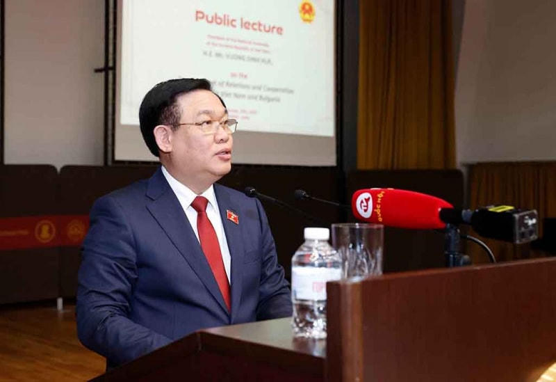 Chủ tịch Quốc hội Vương Đình Huệ phát biểu tại Đại học Kinh tế quốc tế và quốc gia Sofia. Nguồn: Quochoi.vn
