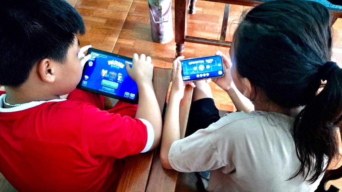 Cần giới hạn thời gian khi trẻ chơi game online. Ảnh: N.Hà.