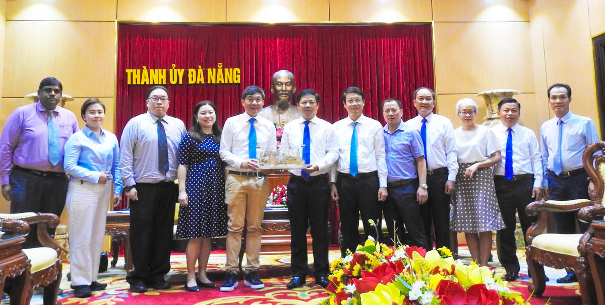 Phó Bí thư Thường trực Thành ủy, Chủ tịch HĐND TP Đà Nẵng Lương Nguyễn Minh Triết tặng quà lưu niệm cho Đoàn Hiệp hội Nhân dân Singapore. Ảnh: Thanh Tùng.