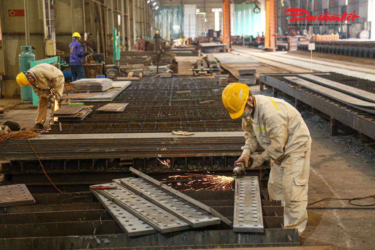 Do cầu có kết cấu chính bằng thép vì vậy việc thi công hầu hết đều được làm trong nhà máy.