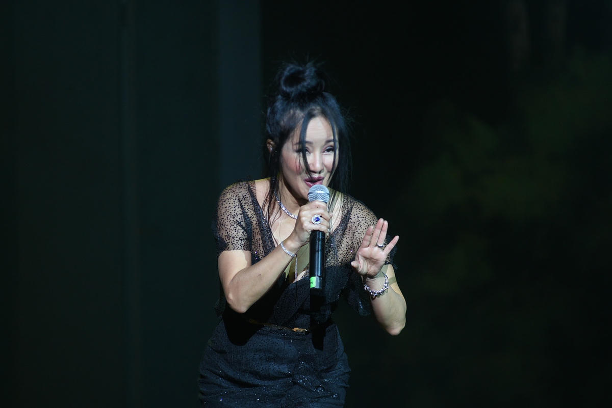 Sau màn kết hợp độc đáo, ca sĩ Hồng Nhung xuất hiện và mang đến những rung cảm thiết tha trong "Hoa Quỳnh", "Thuyền và biển". Bằng chất giọng đặc trưng, Hồng Nhung khiến toàn bộ khán giả vỡ òa vì cách xử lý tinh tế của một diva, đem đến cho người xem cảm xúc tôn vinh, kính ngưỡng mà chị dành cho nhà thơ Xuân Quỳnh.